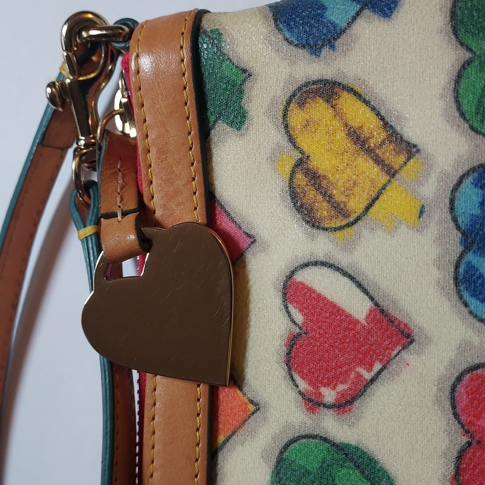 Dooney & Bourke Vintage RAINBOW ZIPPER Wristlet Clutch Heart pattern and fob - Picture 4 of 14